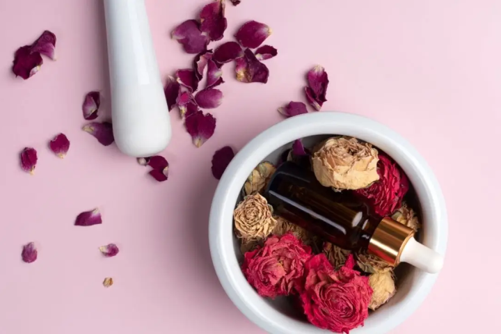 Óleo de rosa mosqueta: 6 benefícios comprovados para pele, cabelo e unhas