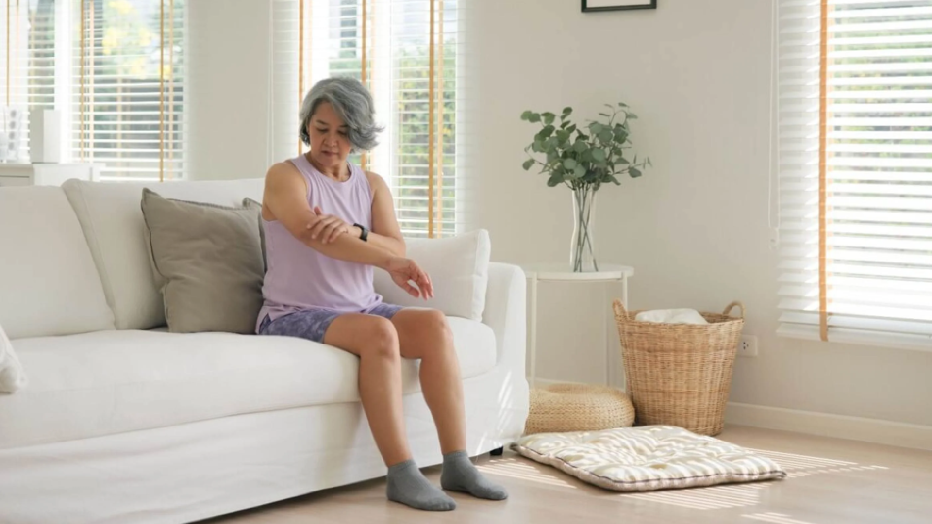 Coceira na menopausa - por que ela acontece e quando é hormonal ou sinal de outra coisa